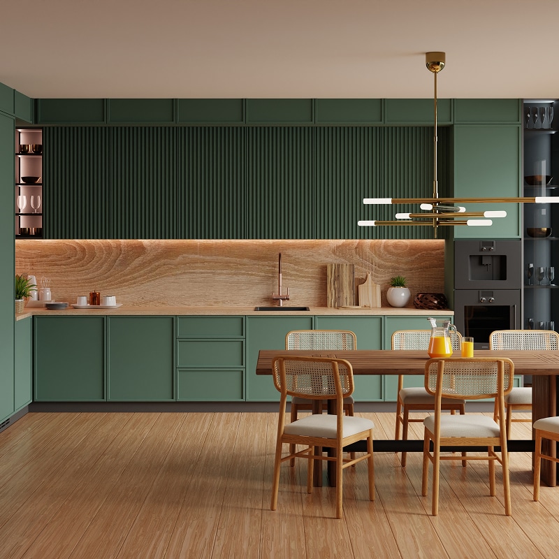 Cuisine design verte et bois clair avec crédence naturelle spectaculaire. Armoires flûtées, salle à manger moderne, chaises en rotin.