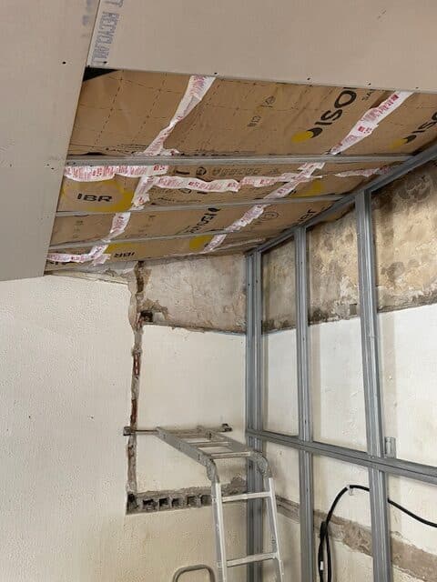 Isolation plafond et montage ossature métallique pour placo Rénovation intérieure : pose d'isolation IBR OSIC sous un faux plafond et installation d'une ossature métallique pour mur en placo.