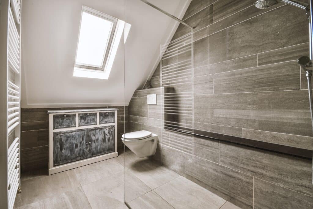 A,Bathroom,That,Is,In,Black,And,White,Colors,With