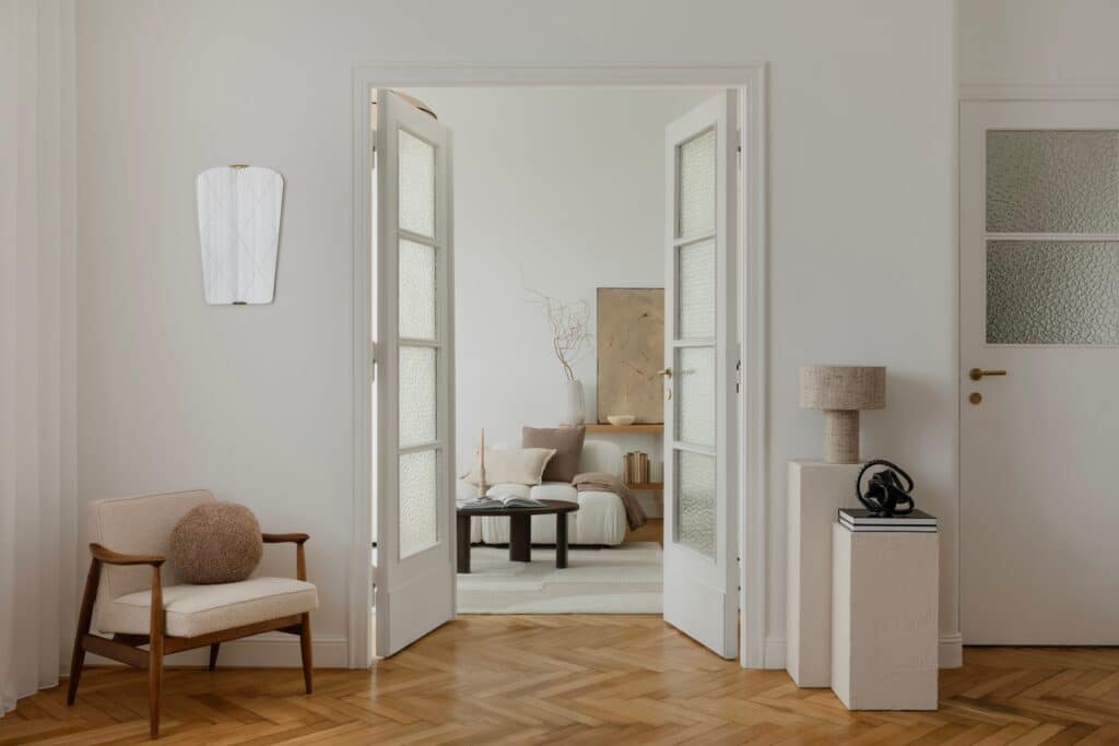 A,Cozy,,Minimalist,Living,Space,With,A,Mid-century,Modern,Armchair,